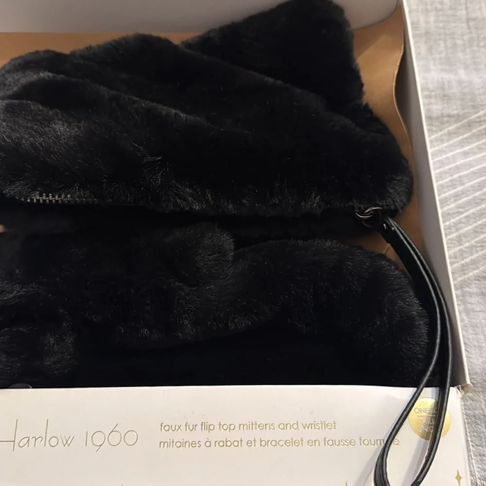 House of Harlow 1960 Faux Fur Mittens & Wristlet Bag Gift Set - Black